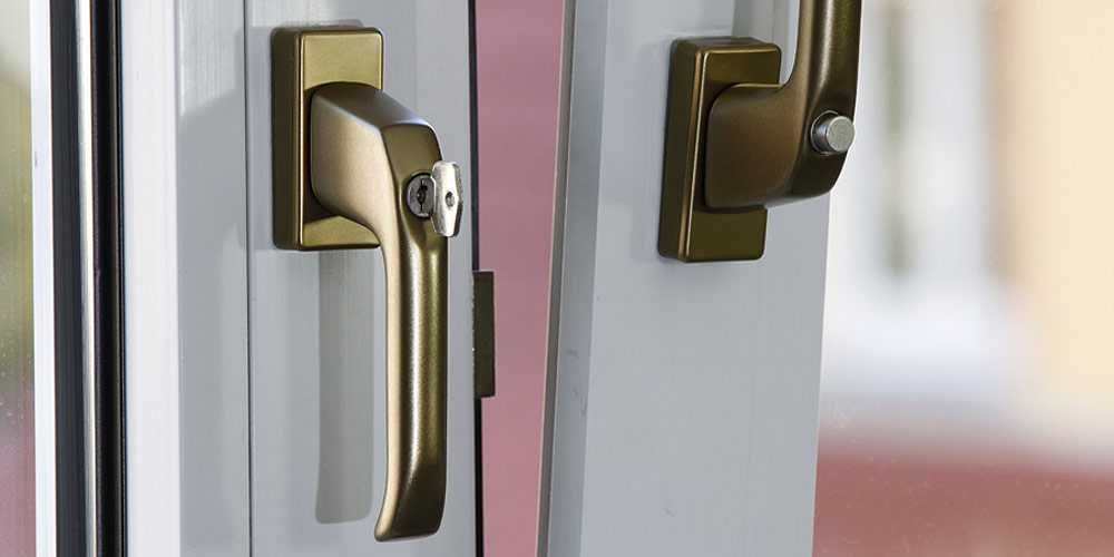 Ein Fenstergriff mit nachrüstbarem Sicherheitsschloss bietet effektiven Einbruchschutz in einem modernen Gebäude.